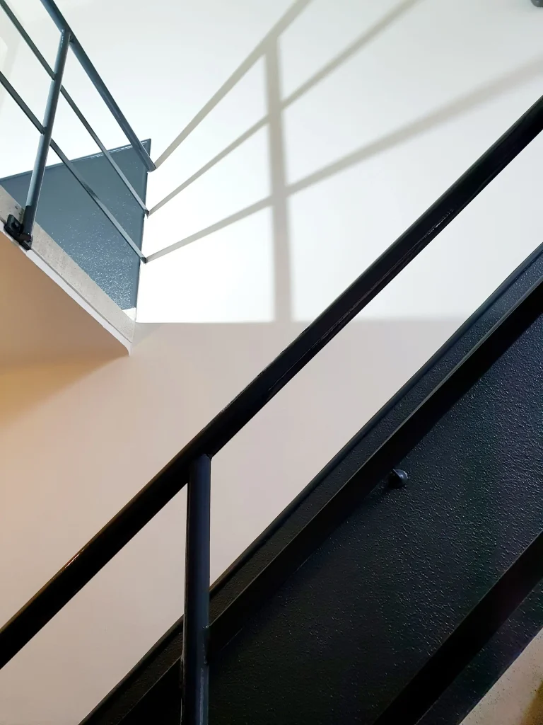 Schilderen met ijzeren trap