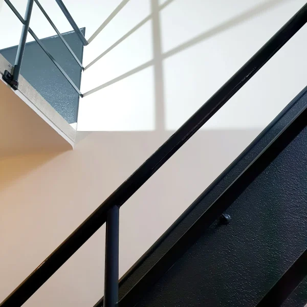 Schilderen met ijzeren trap